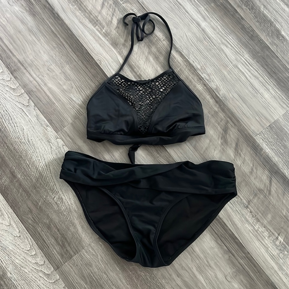 Women bikini black medium bottom small top
